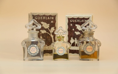 Guerlain - "L'Heure Bleue" (1912) et "Mitsouko" (1919) Assortiment de trois flacons modèles "quatre volutes...