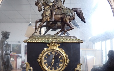 Importante pendule fin XIX ème en marbre noir, sommée d'un cavalier en bronze à patine...
