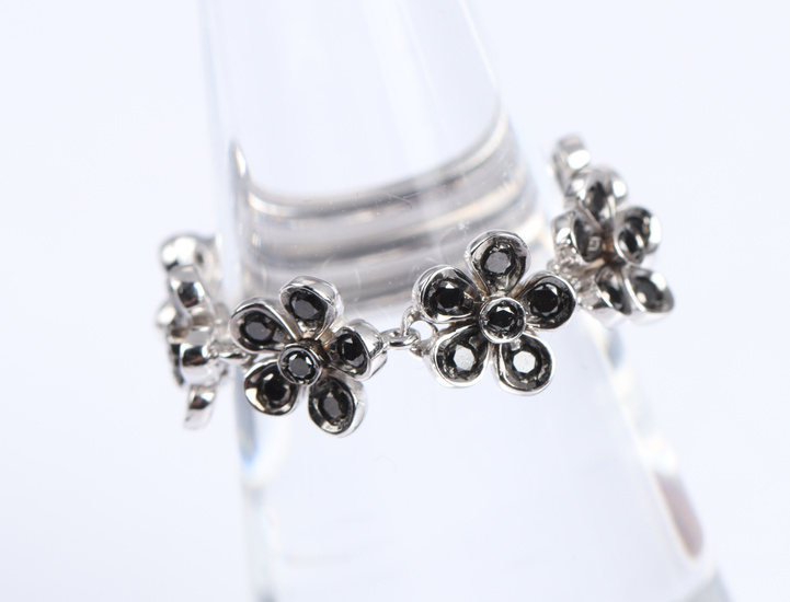 Italiensk kædering af 18 kt. hvidguld med sorte diamanter i blomsterrosetter