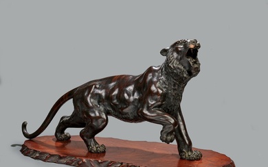 JAPON Important tigre rugissant en bronze... - Lot 283 - Euvrard & Fabre
