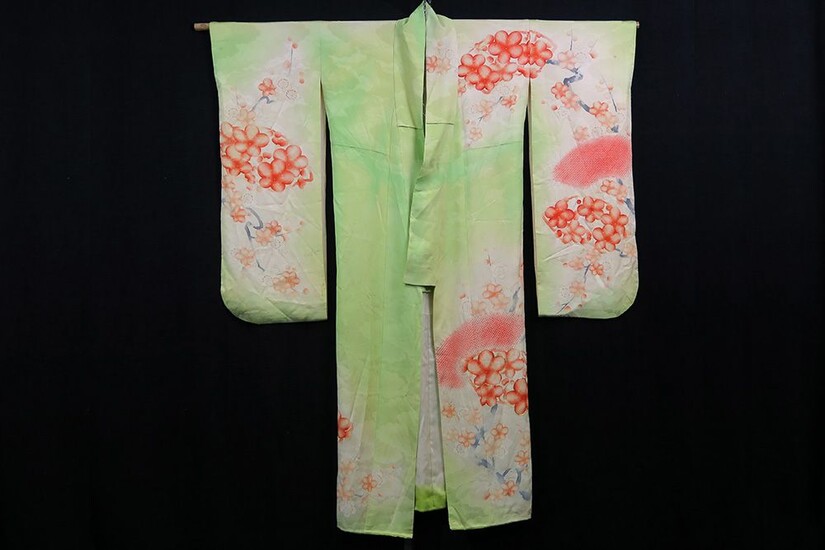 Japanse vintage kimono in met de hand beschilderde zijde, deels met partijen in de typisch...