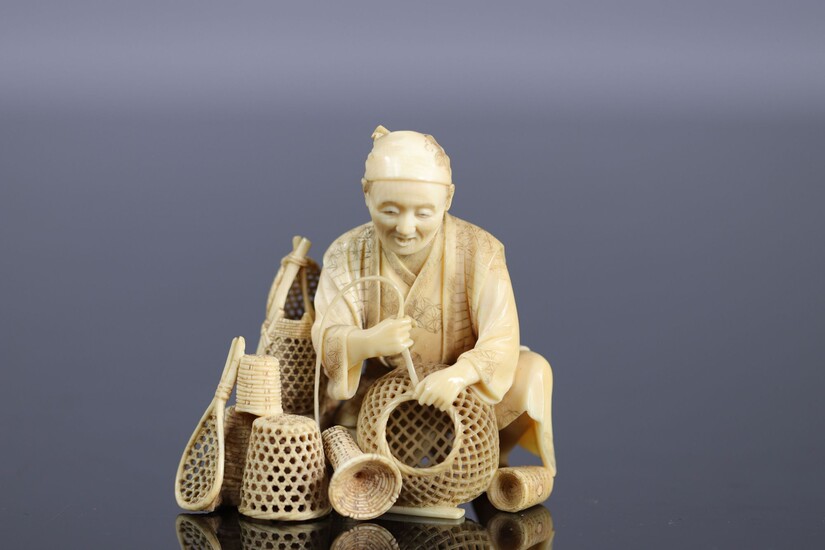 Japon Okimono finement sculpté d'un tisseur de paniers école de Tokyo 19ème
