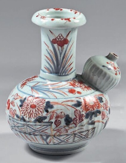 Kendi in Japanese porcelain. Early 18th century. Gadrooned globular shape, Imari decoration with two registers of flowers, gold wear.