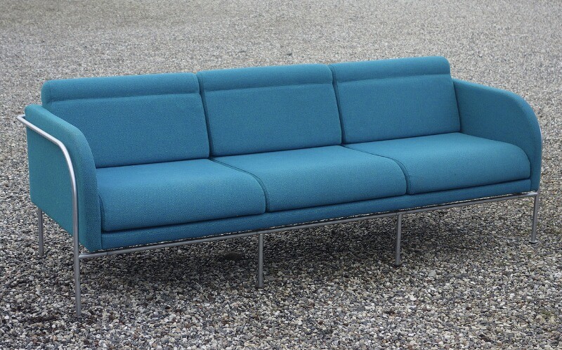 Knud Friis, Elmar Moltke Nielsen: A freestanding three seater sofa with chromed steel frame. Seat, sides and back upholstered with blue fabric. H. 77 cm.