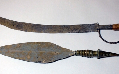 Lot de deux couteaux (RDC) Lot comprenant un sabre à manche de bois (long. 55...