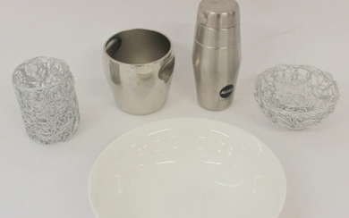 Lotto composto da un vaso portafiori e un centrotavola in alluminio produzione Fratelli Campana per Alessi, uno shaker in acciaio...