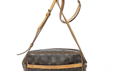 Louis Vuitton: A "Trocadero 27" bag of brown monogram canvas with brown leather trimmings and gold tone hardware. – Bruun Rasmussen Auctioneers of Fine Art