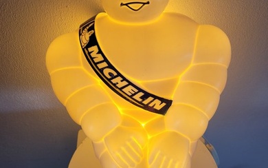Lamp - Michelin - Michelin Bibendum mascotte met een lamp en een bevestigingsbeugel