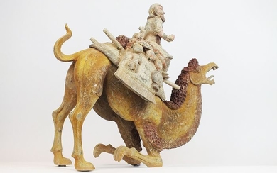 Mingqi, A Masterpiece - Terracotta -Rare Large Pottery Crouching Bactrian Camel and Sogdian Rider with Lynx - H 48 cm., L 51 cm. TL- China - Tang Dynasty (618-907)