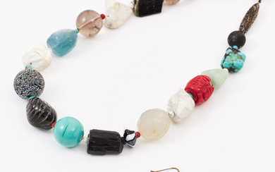 NECKLACE, EARRINGS, 1 pair, hooks, among others with turquoise, howlite, raw amazonite, cut colored coral, smoky quartz, chalcedony, glass bead.