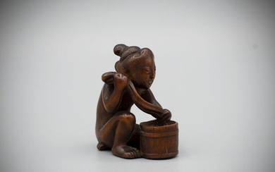 Netsuke - Boxwood - Stained boxwood netsuke of a woman washing - Japan - Late 19th century
