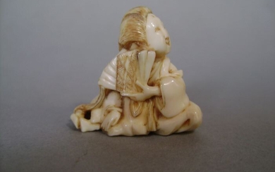 Netsuke - Marine ivory - Heian period bijin 美人 (beauty) with folding fan - Japan - 19th century