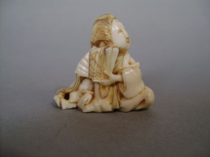 Netsuke - Marine ivory - Heian period bijin 美人 (beauty) with folding fan - Japan - 19th century