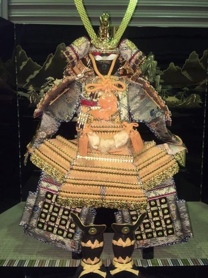 Ningyo, Samurai armor - 緋縅之糸 - Alloy, Goldplate, Wood - With original box - Samurai armor / Yoroi Musha doll - Japan - Late 20th century