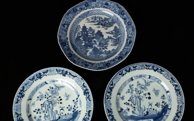 PLATES. Three Chinese porcelain pieces, Qianlong (1736 - 1795).