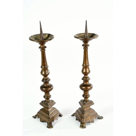 Pair of LOUIS XIII PICKLES in patinated bronze resting on a triangular base. Baluster shaft. Ep.XVIIth. H.39 L.12.