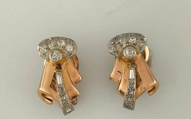 Pair of knotted ear clips in gold 750°/°°...