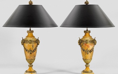 Paire de grandes lampes de table de style Louis XVI, à deux branches, en marbre...
