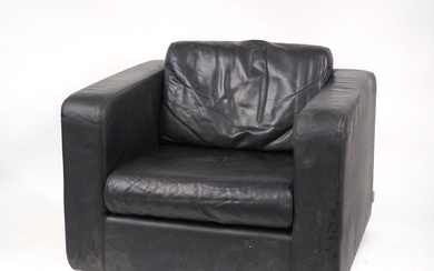 Paire de larges fauteuils modernes en cuir noir. Dim. 70 x 101 x 90 cm...