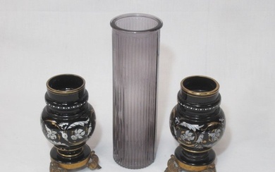 Paire de vases en porcelaine à décor de feuillages,... - Lot 783 - Enchères Maisons-Laffitte