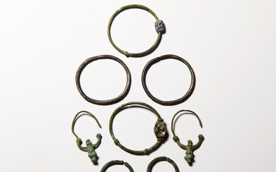 Paires de boucles d'oreilles byzantines en bronze et en argent. Circa 10th-15th century A.D. Comprenant...