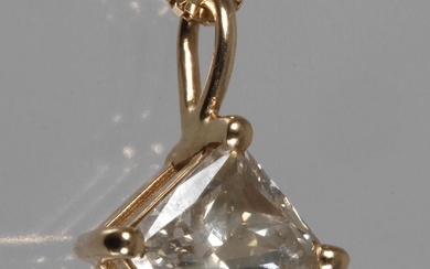 Pendentif avec diamant de 1,08 ct sur chaîne moderne, or jaune testé 585/1000, serti d'un...