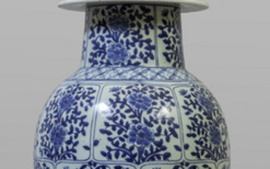 Potiche in porcellana bianca e blu decorata con fiori, Cina h.cm.60