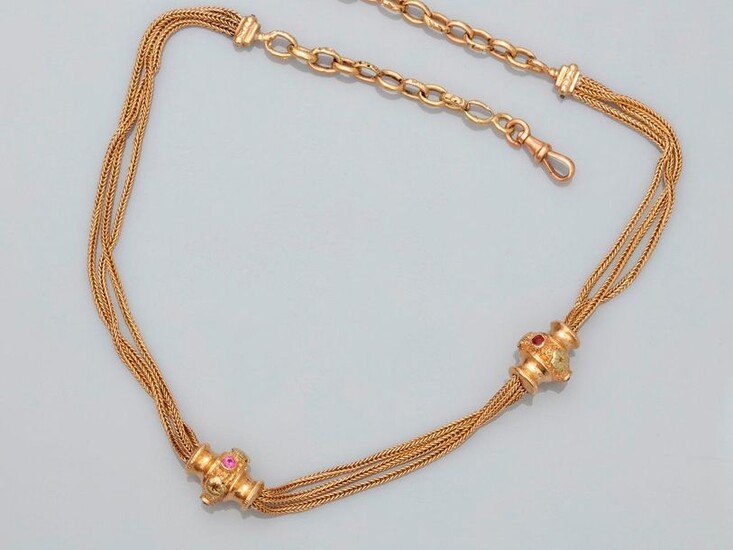 Pretty "vest" chain in yellow gold, 750 MM, braided, adorned with these two slides punctuated with small pink garnets, snap hook closure system, length 40 cm, 19th c., weight: 13gr. gross.