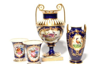 Quatre vases en porcelaine anglaise, 19ème siècle, une paire de vases Chamberlain's spill peints avec...