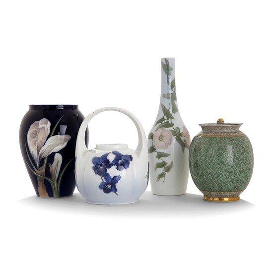 ROYAL COPENHAGUE (MANUFACTURE). Ensemble de 4 pièces en porcelaine comprenant :- un vase ovoïde à décor de colchiques, émaux polychr...
