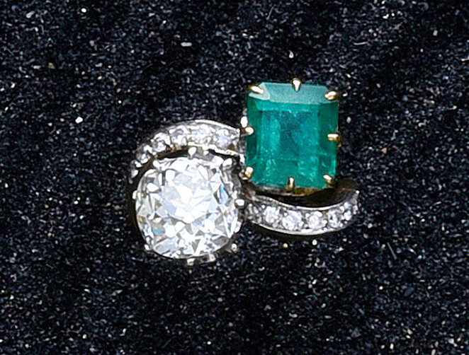 Ring for you and me in 750th gold tone with a step-cut emerald and a cushion diamond of about 3.2 ct in claw setting with lines of diamonds in grit setting.