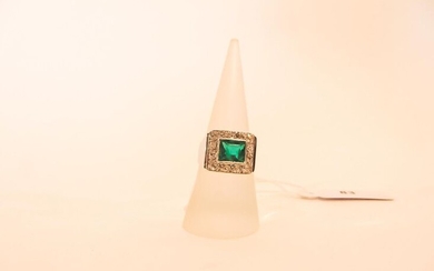 Ring in 18 karat white gold set with an emerald in a circle of diamonds, punched, t. 54, 6 g approx.