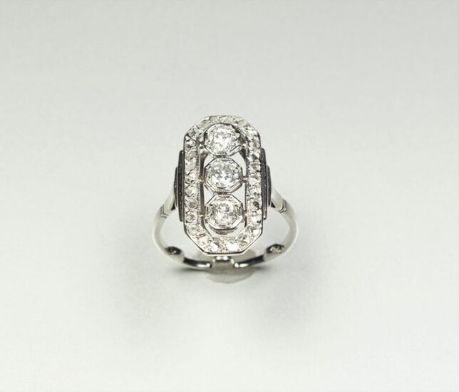 Ring in 18K (750/oo) white gold and platinum (850/oo), the...