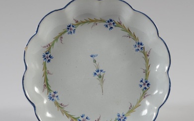 SCEAUX Assiette polylobée en faïence polychrome à décor de bleuets. XVIIIème siècle Diam. 20 cm...