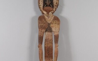 SEPIK, Papouasie. Figure d'un ancêtre entièrement scarifié de marque évoquant l'esprit crocodile, et peint de...