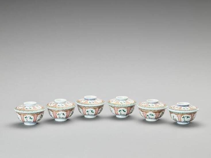 SIX FAMILLE VERTE PORCELAIN BOWLS WITH COVERS