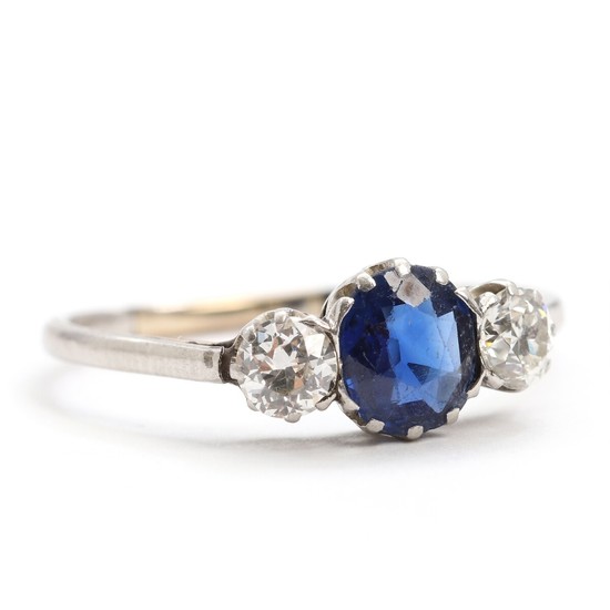 Sapphire and diamond ring set with a faceted sapphire flanked by two old mine-cut diamonds, mounted in 18k white gold. Size 65. Circa 1910.