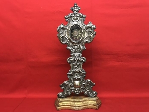 Silver tone metal shrine on a gilt wooden base, with relic in oval case - Italy - 18th century