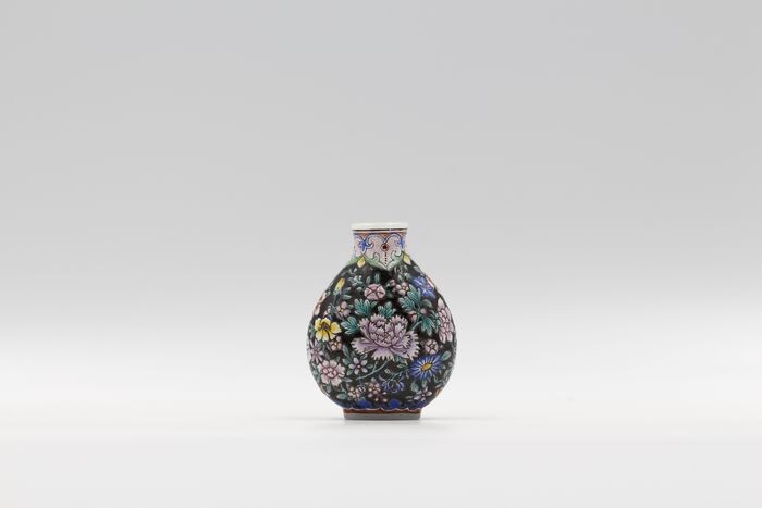 Snuff bottle - Enameled Glass - Flowers - By Dou Mei Rong - China - Second half 20th century