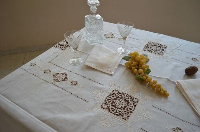 Spectacular!! tablecloth x 12 in 100% pure linen with hand needle stitch embroidery - Linen - 21st century