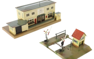 Station Märklin, No. 2002, track 0/1, BZ 1938-1955, flat roof with flagpole, central 2 doors to open, 2 open sales windows ''economy'' and ''luggage'', above the door an imitated clock, on the left a goods shed m. Sliding door, on the right in front a...