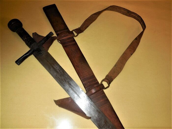 Sudanese Kaskara saber (1) - Wood,iron,brass,animal leather - Sudan - late 19th century