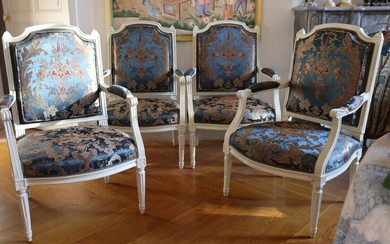 Suite de quatre fauteuils en bois mouluré, sculpté et laqué blanc à dossier plat, accotoirs...