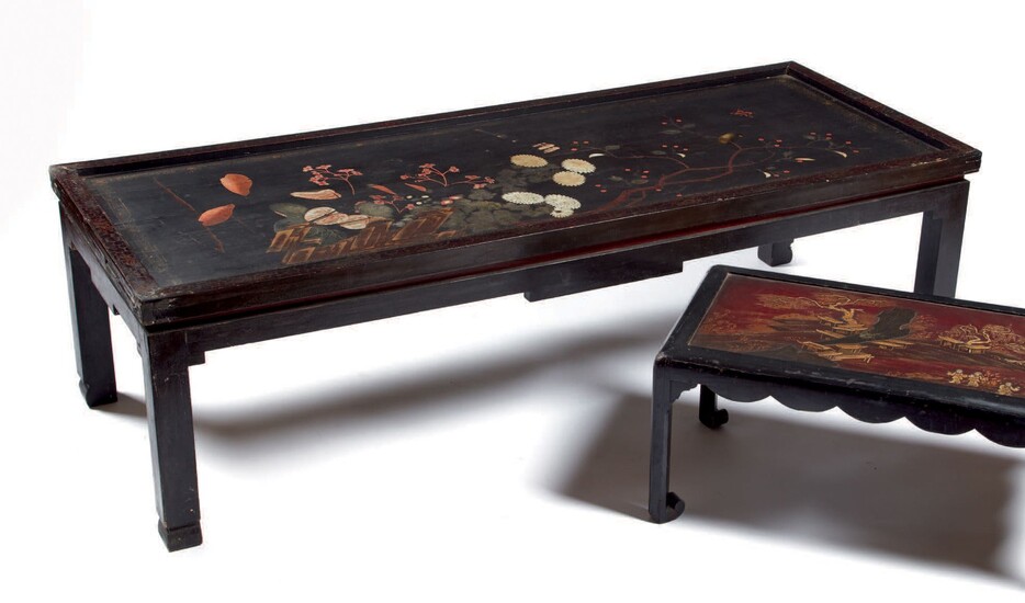 Low table in black lacquered wood with decoration... - Lot 83 - Pierre Bergé & Associés