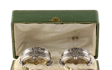 Une paire de salières françaises en argent avec cuillères et inserts en verre, dans un...