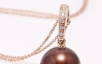 United Pearl - 14 kt. Rose Gold - 11x12mm Round Chocolate Tahitian Pearl - Necklace with pendant - 0.04 ct