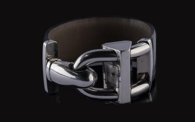 VAN CLEEF & ARPELS. WATCH model "CADENAS" of lady in steel. The silver dial, stick indexes, decorated with a diamond at noon, "swiss made" at six o'clock. The case numbered 129110, "3 ATM", signed. Quartz movement. Black leather strap. Length. maximum...