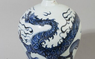 Vase Meiping en porcelaine blanc bleu à décor de dragon. Restaurations au pied.