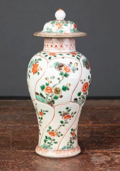 Vase en porcelaine de Chine à décor d'émaux... - Lot 183 - L'Huillier & Associés