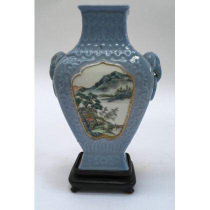 Vaso biansato in porcellana a fondo turchese con riserve a paesaggio, marchio apocrifo Qianlong, con base in legno (lievi difetti)...